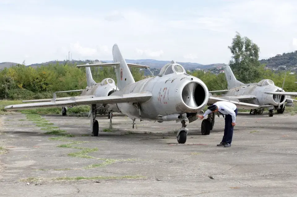 Могілкі савецкіх знішчальнікаў “МіГ-19” у Албаніі (шмат фота)