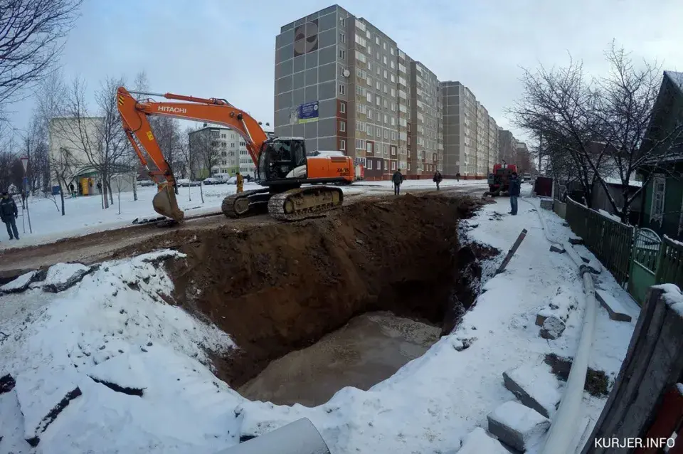 У Слуцку прарвала каналізацыйны калектар (фота)