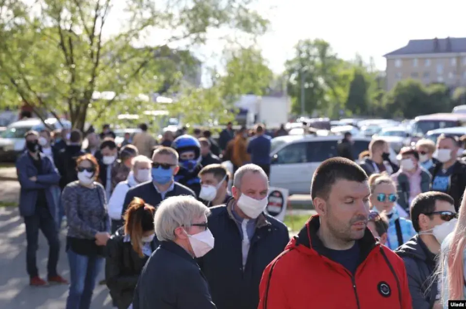 Блогер Ціханоўскі сабраў людзей на выбарчы пікет у Слуцку 