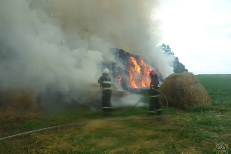 Пад Жлобінам у полі згарэла 45 тон саломы