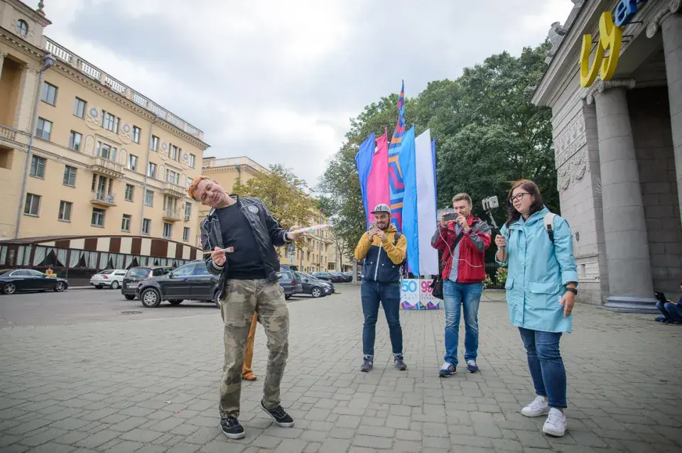 Лявон Вольскі размаляваў сам сябе каля ўваходу ў мінскі парк Горкага (фота)