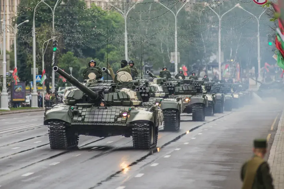 Заторы на вуліцах Мінска падчас чарговай рэпетыцыі параду. Фотарэпартаж