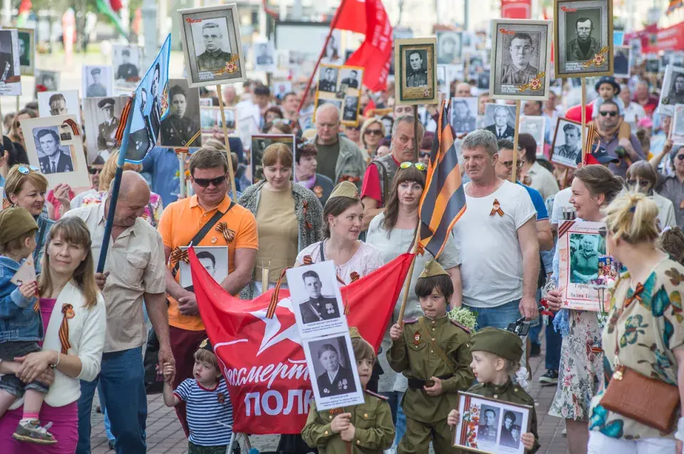 Фотарэпартаж: Як святкавалі 9 траўня на плошчы Перамогі ў Мінску