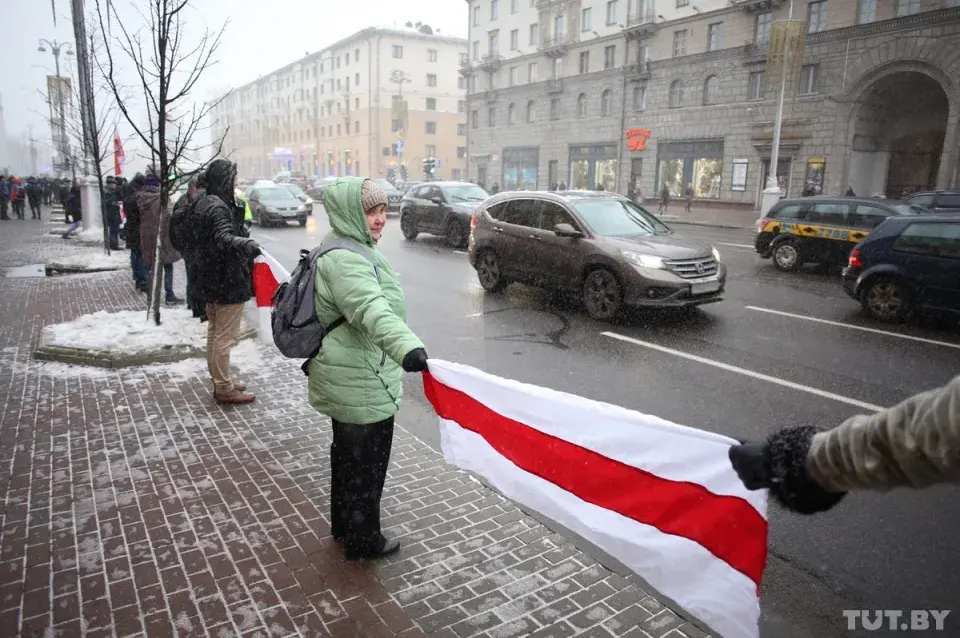 "Жывы ланцуг" у Мінску прастаяў паўгадзіны, яго хапіла на два кварталы