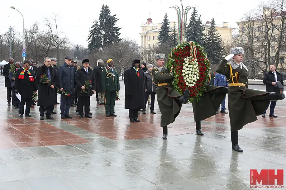  Прэзідэнт Зімбабве — у шапцы-вушанцы на мінскай вуліцы 