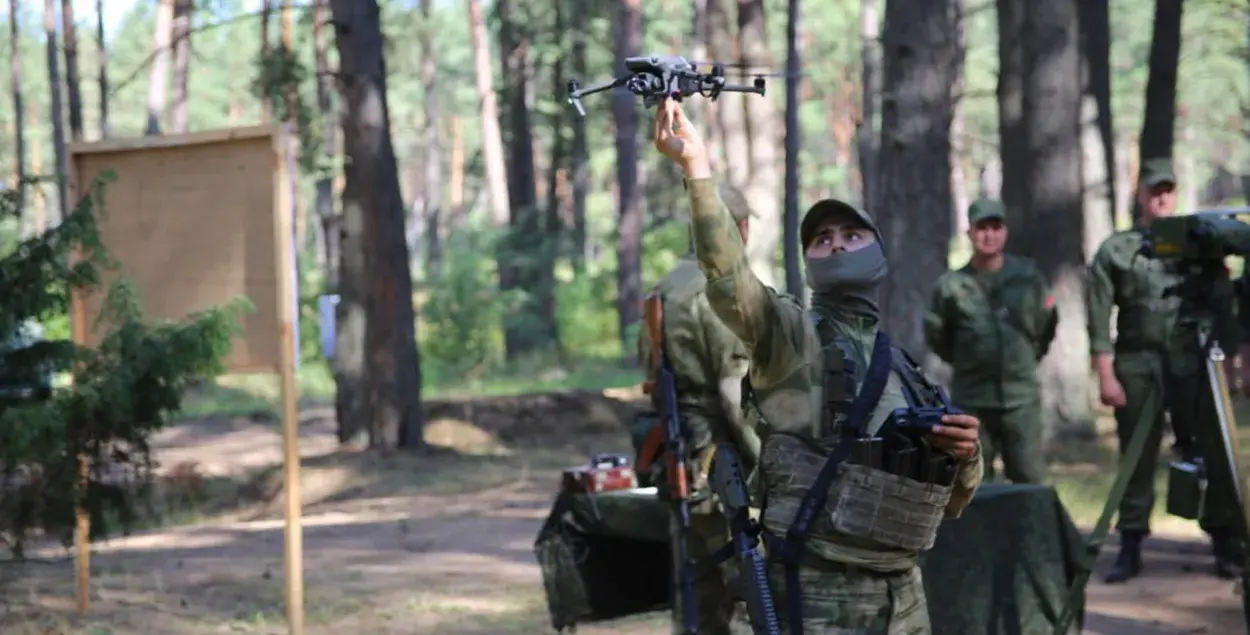 Беларускія вайскоўцы вучацца кіраваць беспілотнікам / t.me/modmilby/