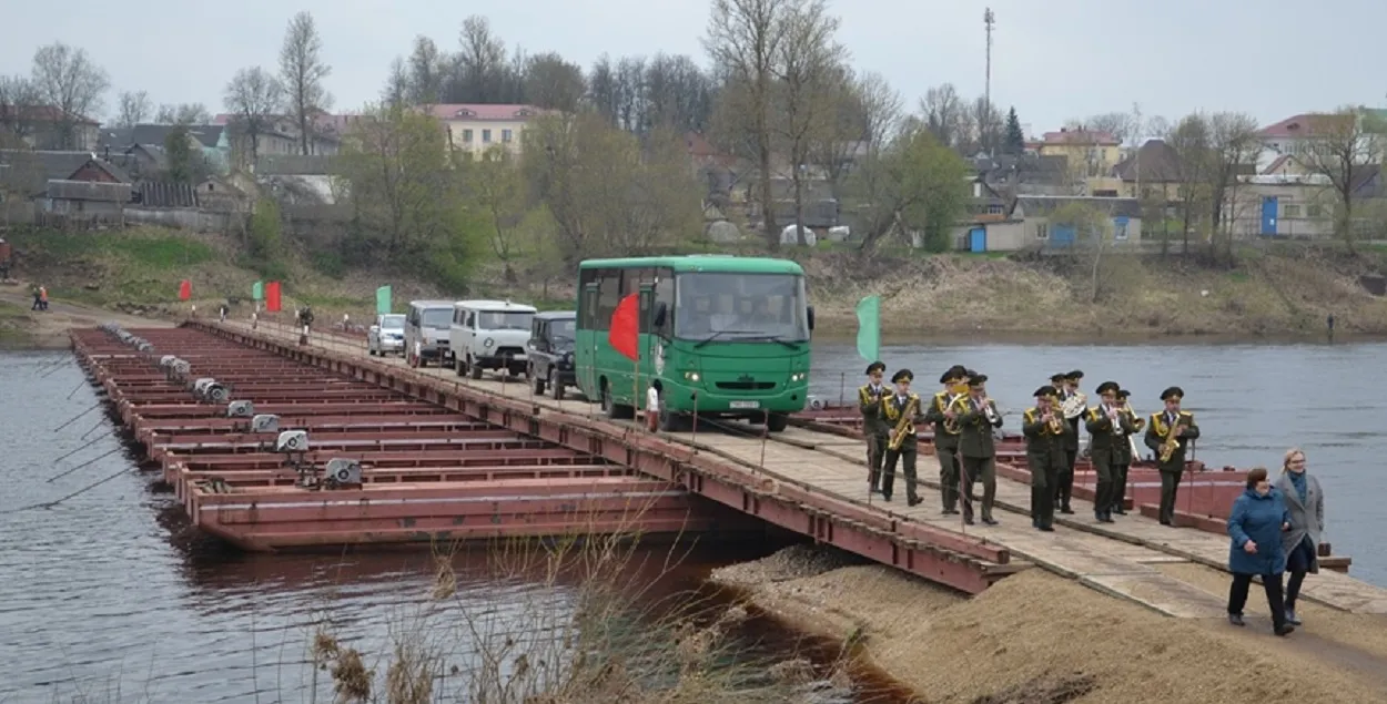 Адкрыццё пантоннага моста ў Бешанковічах у 2021 годзе / gztzara.by
