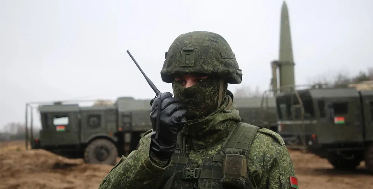 Белорусский военный на фоне комплекса “Искандер-М”, который может быть носителем ядерного оружия / Министерство обороны
