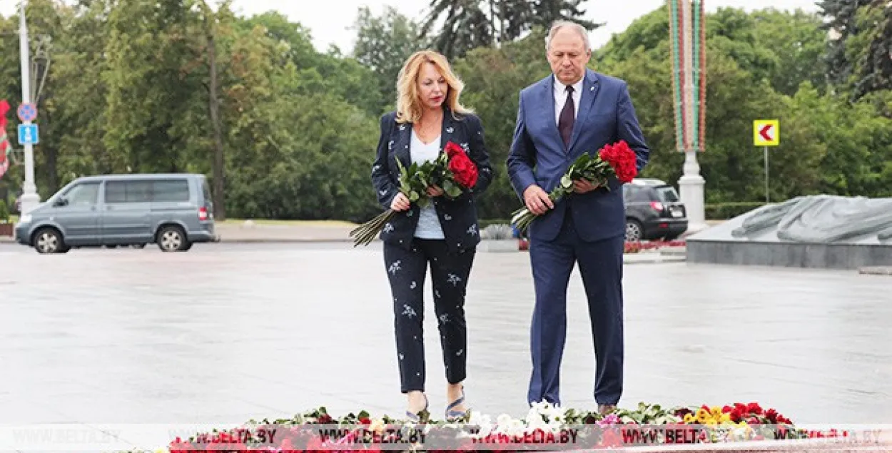 Сяргей Румас з жонкай усклалі кветкі да абеліска на плошчы Перамогі ў Мінску