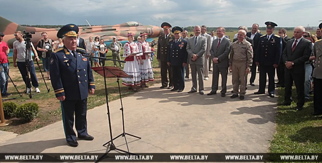 Фотафакт: каля Мінска сабраліся беларускія касманаўты Клімук, Кавалёнак, Навіцкі