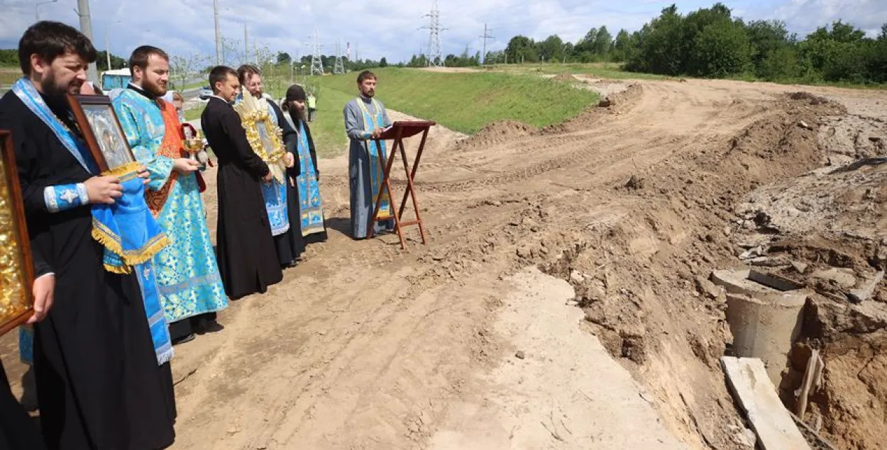 Каля моста ў Гродне, які не змог адкрыць Лукашэнка, адслужылі малебен