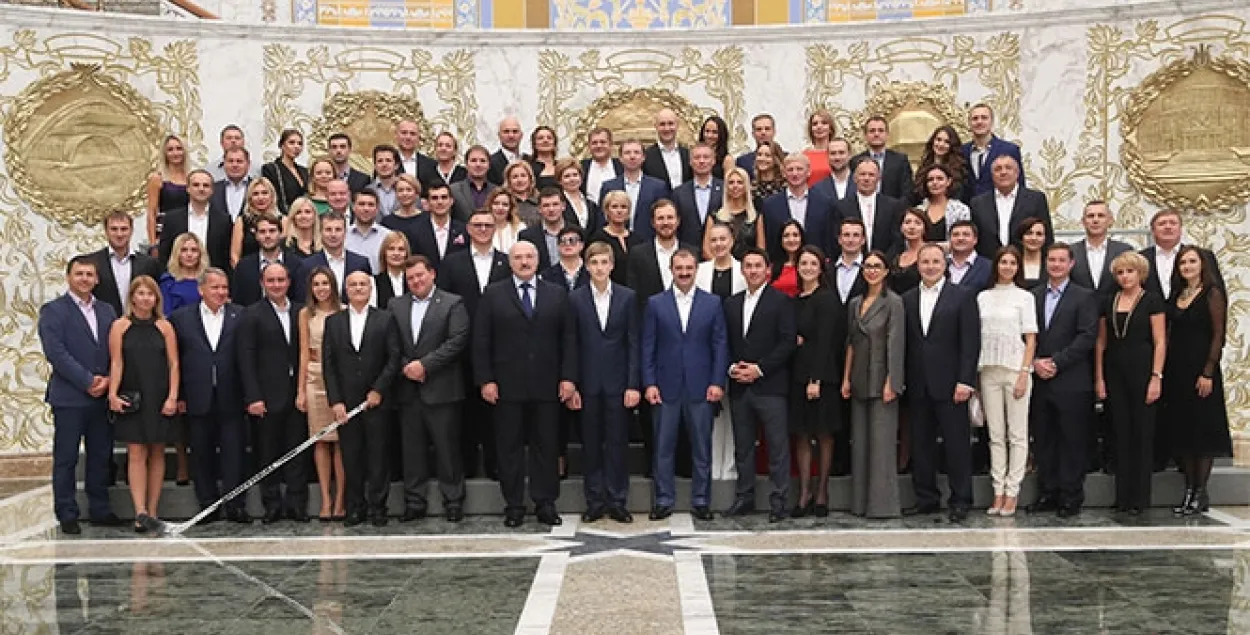 В центре &mdash; Дмитрий, Александр, Николай и Виктор Лукашенко. Фото: president.gov.by