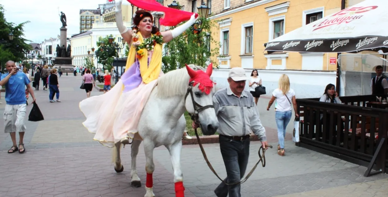 Брэсцкая мастачка на адкрыццё сваёй выставы прыехала на кані (фота)