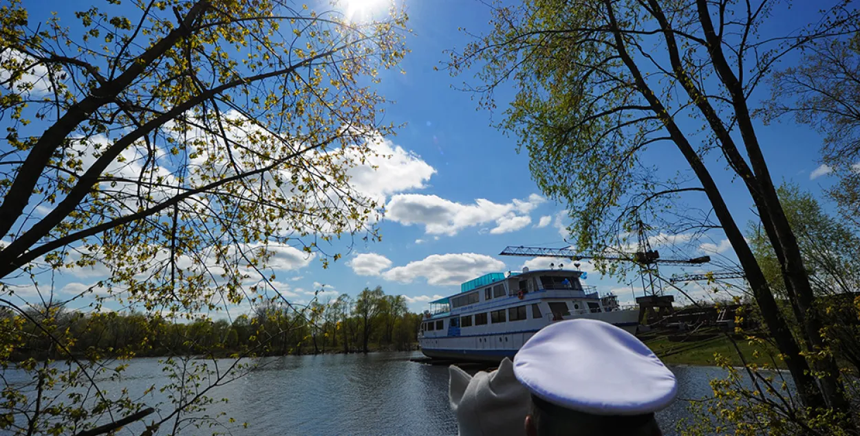 У Пінску спусцілі на ваду беларускі круізны цеплаход. Фотарэпартаж