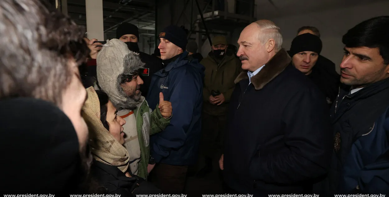 Александр Лукашенко в логистическом центре в Брузгах, где до сих пор живут мигранты / president.gov.by​