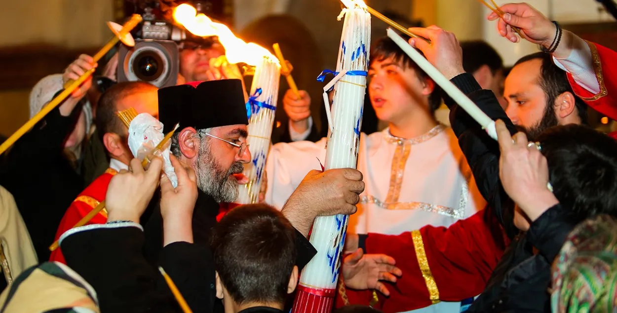 Вернікі прымаюць &quot;святы агонь&quot; у саборы Святой Тройцы ў Тбілісі // Фота: Нікалаз Урушадзэ, JAMnews