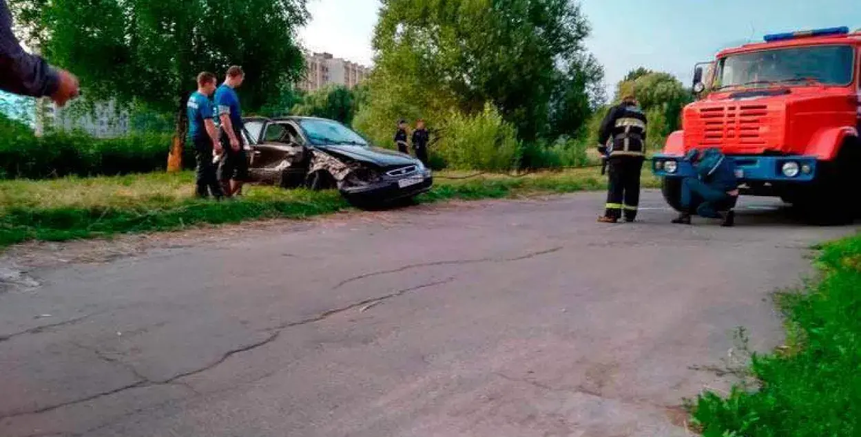 Адзін мужчына вырашыў утапіцца на машыне, іншы кінуўся пад цягнік