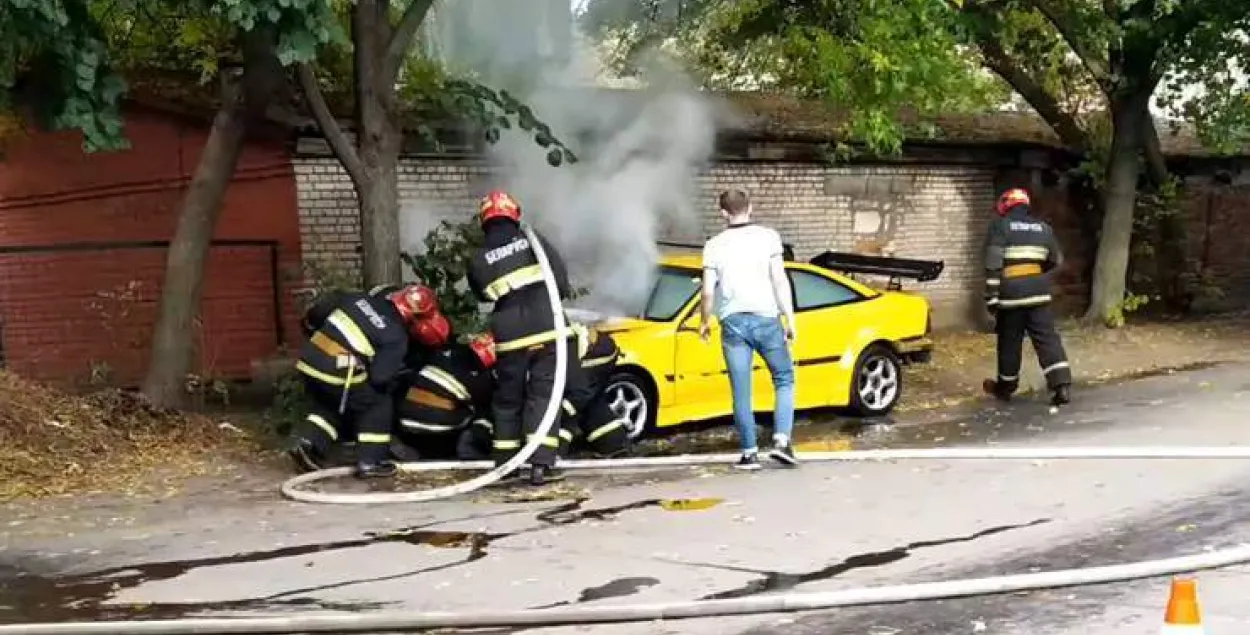 У Гомелі спорткар без кіроўцы сутыкнуўся з дрэвам і загарэўся