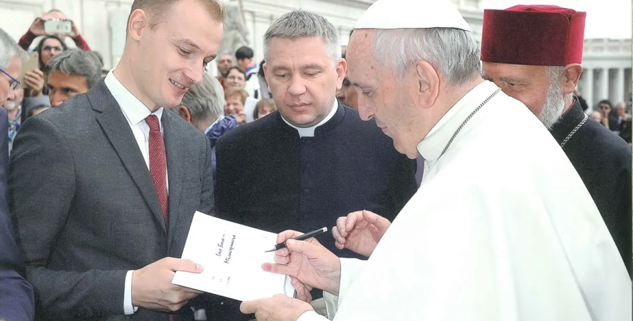 Папа Рымскі атрымаў пераклад сваёй кнігі на беларускую мову (фота)