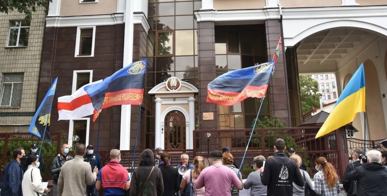 11 сотрудников белорусского посольства покинули Украину