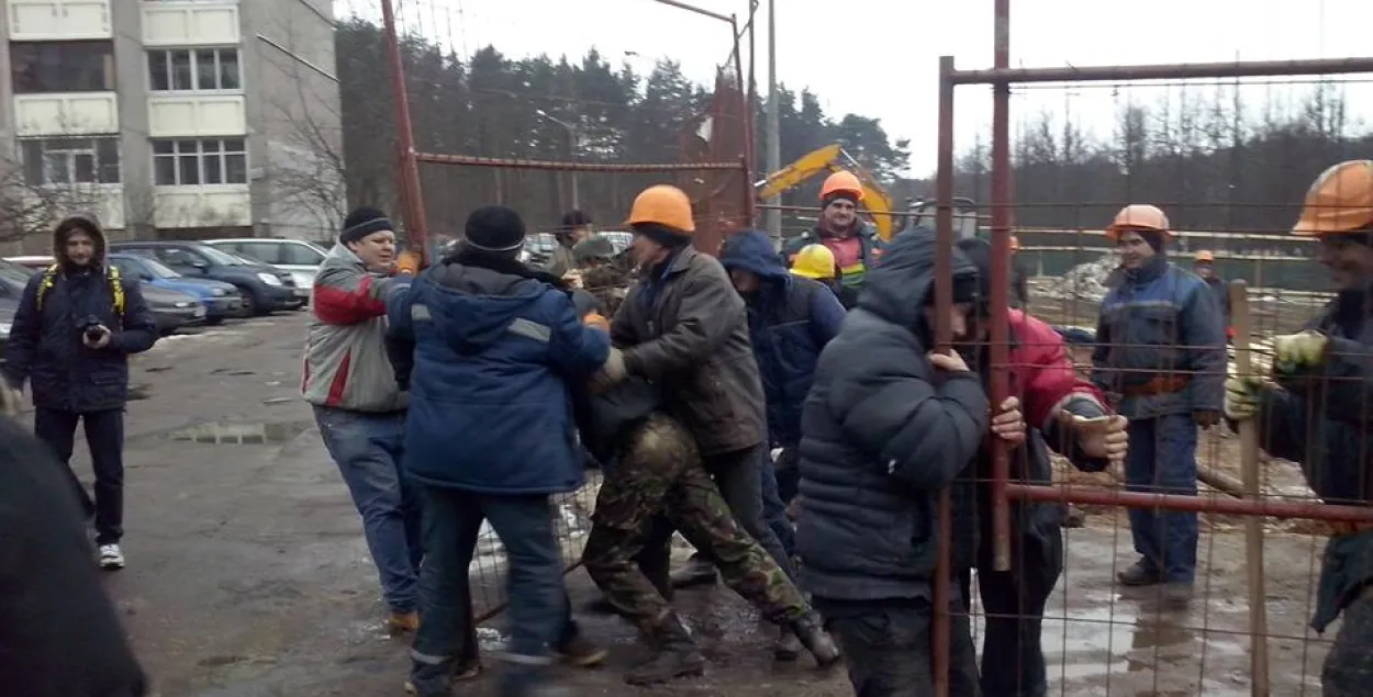 Каля Курапатаў будаўнікі знеслі намёт маладафронтаўцаў