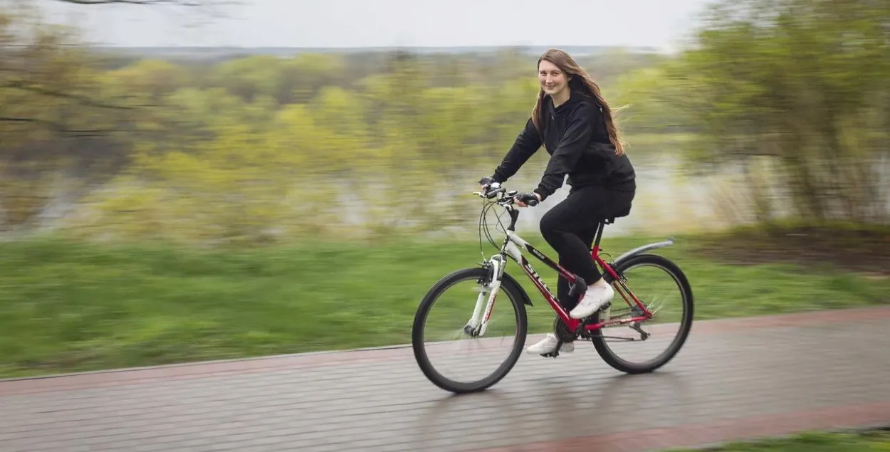 “Таксіст так лаяўся!”: як дзяўчына ўвесь красавік ездзіла па Гомелі на ровары