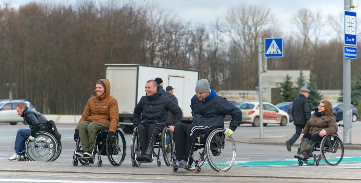 Інваліды-калясачнікі перакрылі праспект, каб прыцягнуць увагу (фота, відэа)