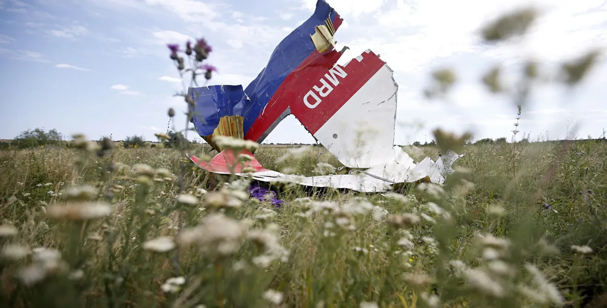 На месте крушения рэйса&nbsp;MH-17 / Reuters