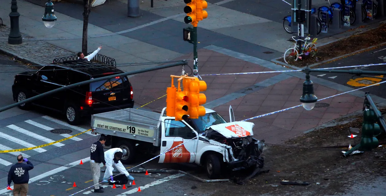 В центре Нью-Йорка пикап врезался в людей. Восемь человек погибли