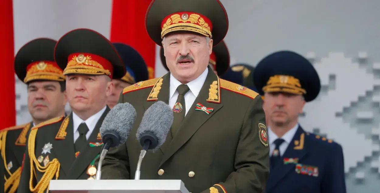 Александр Лукашенко выступает на параде / Reuters​