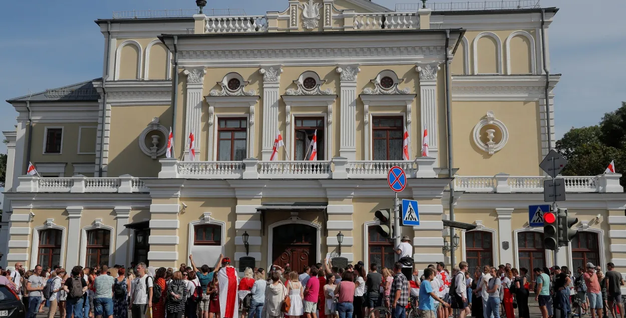 19 жніўня Купалаўскі тэатр заблакаваны сілавікамі