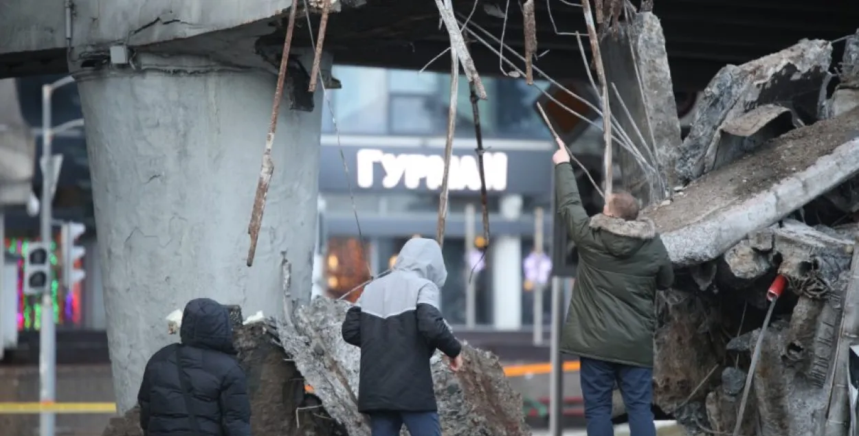 Абрушаны мост праз вуліцу Нямігу ў Мінску / &quot;Минск-Новости&quot;