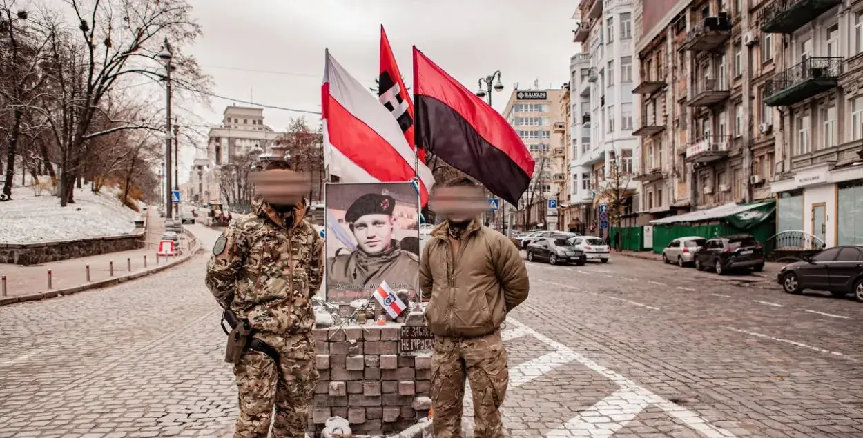 Калиновцы на улице Грушевского в Киеве / t.me/belwarriors
