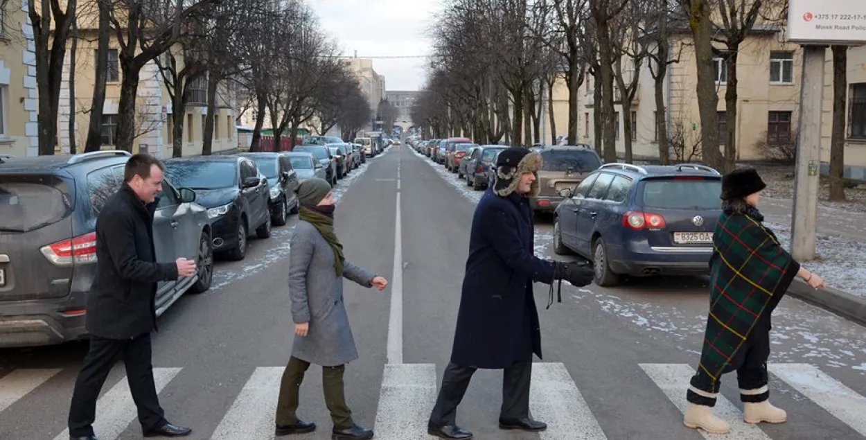 Амбасадар Вялікабрытаніі ўдзельнічала ў рэканструкцыі славутага фота The Beatles