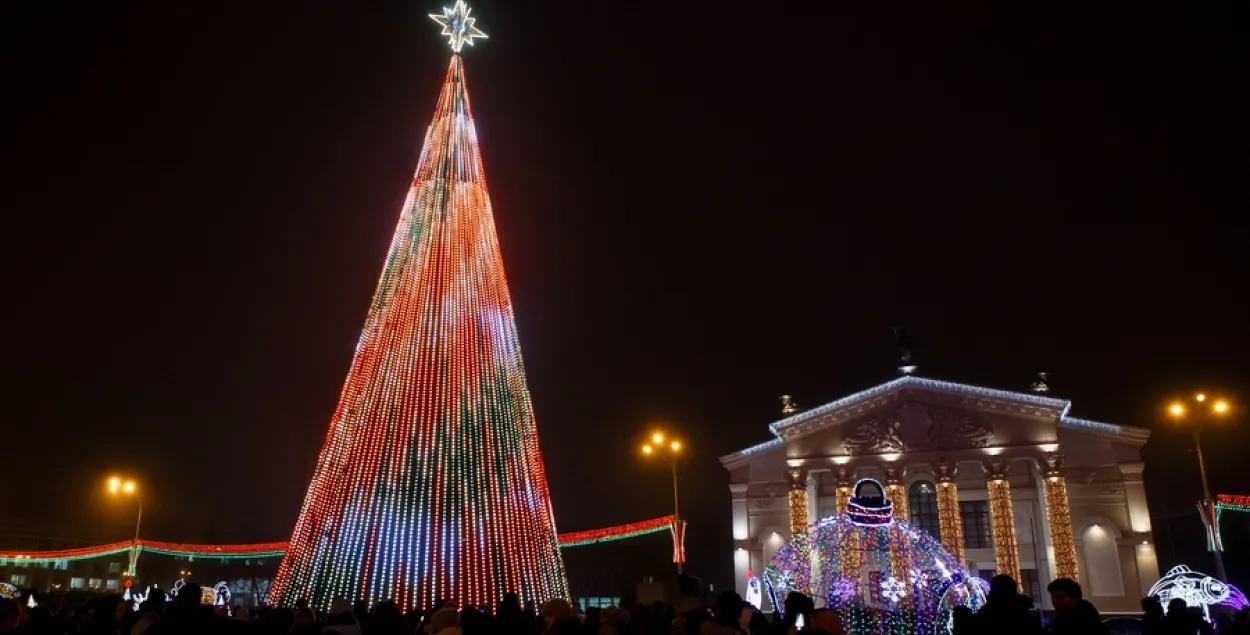 У Гомелі ўключылі першую ў Беларусі піксельную навагоднюю ёлку (фота)