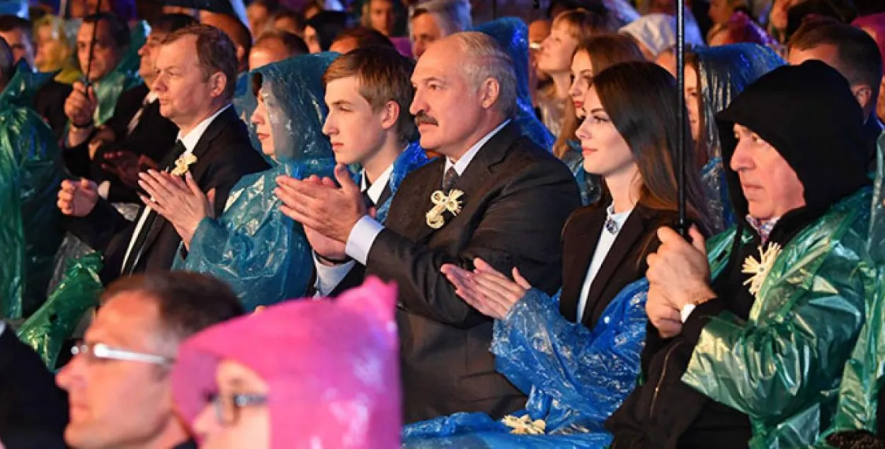У Александрыі Лукашэнка заспяваў па-ўкраінску (відэа)