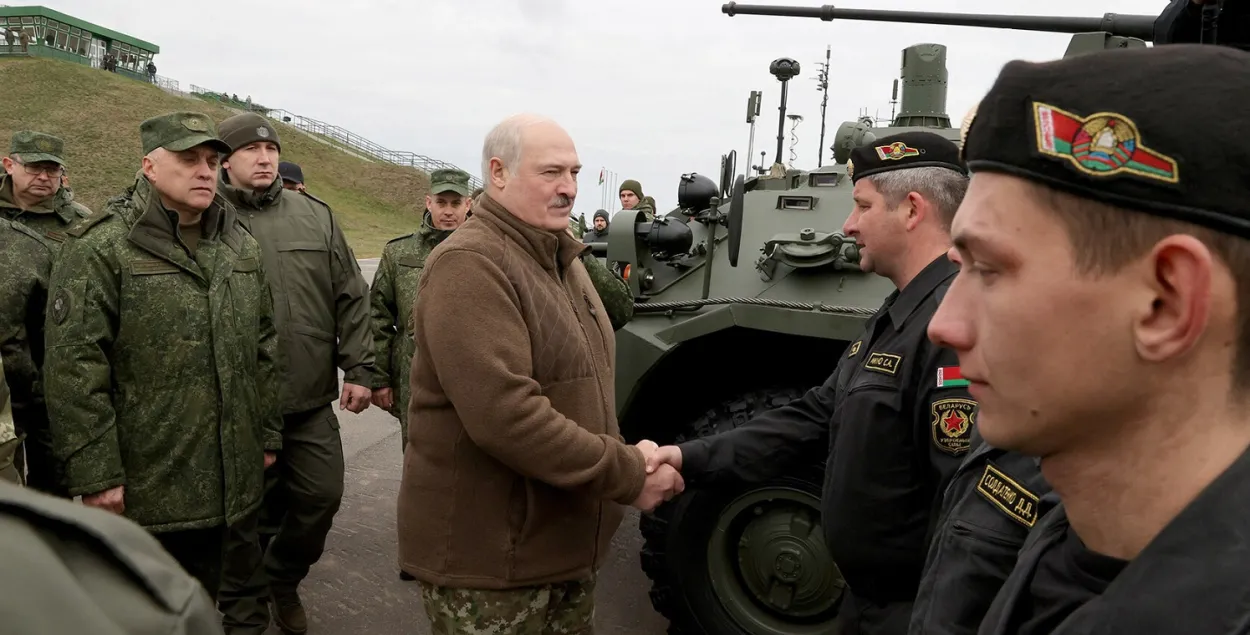 Аляксандр Лукашэнка і вайскоўцы / president.gov.by
