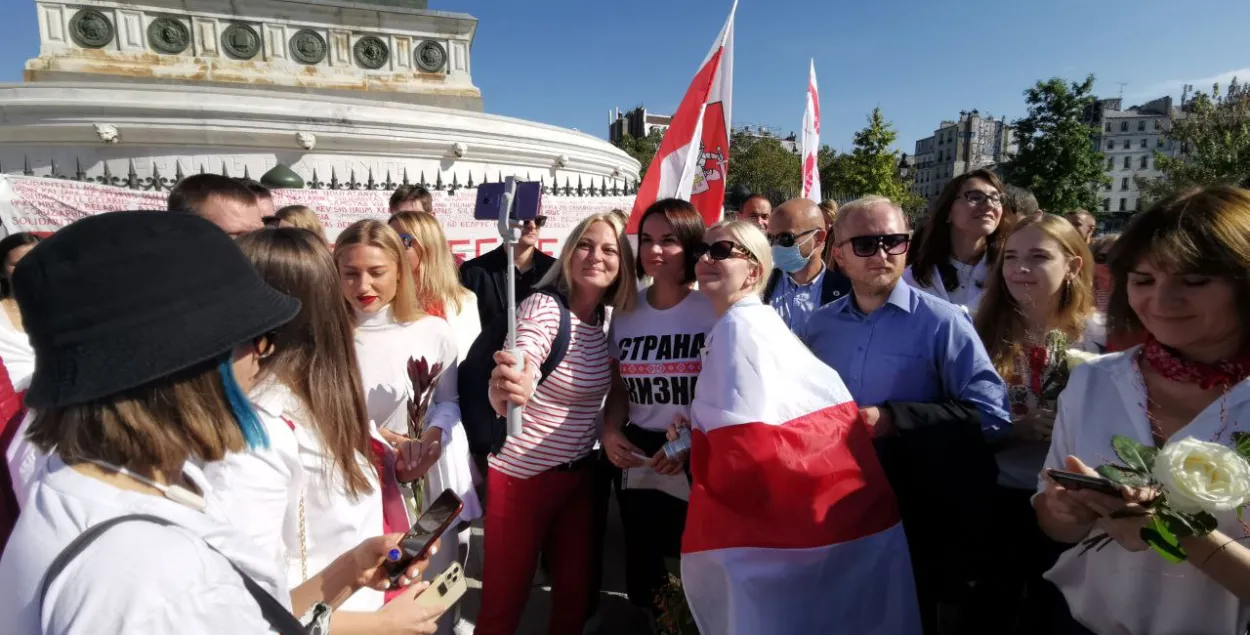 Святлана Ціханоўская сустрэлася ў Парыжы з беларусамі Францыі