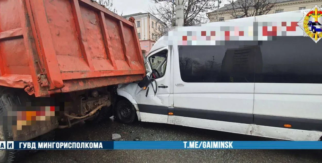 У Мінску сутыкнуліся грузавік і маршрутка, двое пацярпелых