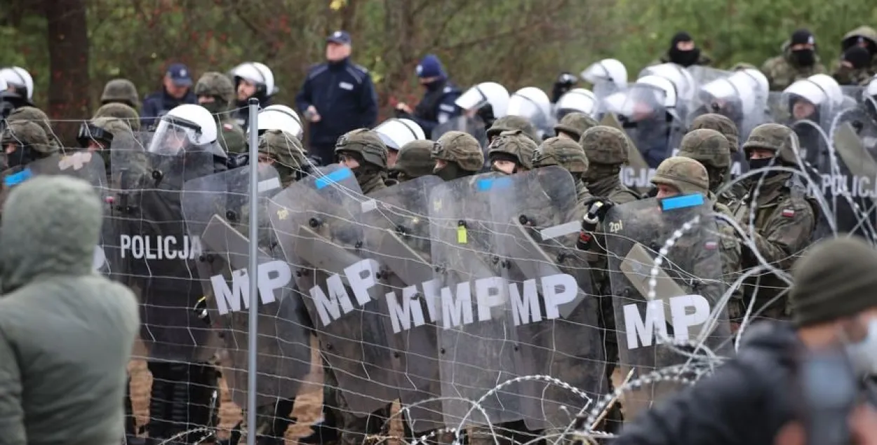 Мінабароны Польшчы паказала, як выглядае лагер мігрантаў на беларускім баку мяжы