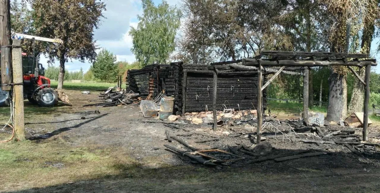 На хутары "Шаблі" згарэў бар "Малако" (фота)