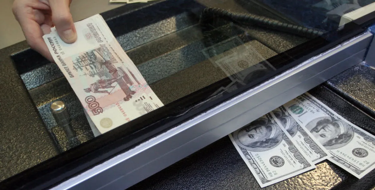 Беларусы сёлета прадалі валюты на мільярд больш, чым купілі