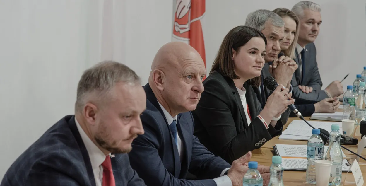 Александр Азаров (слева) и другие участники Объединенного переходного кабинета Беларуси / t.me/CabinetBelarus/
