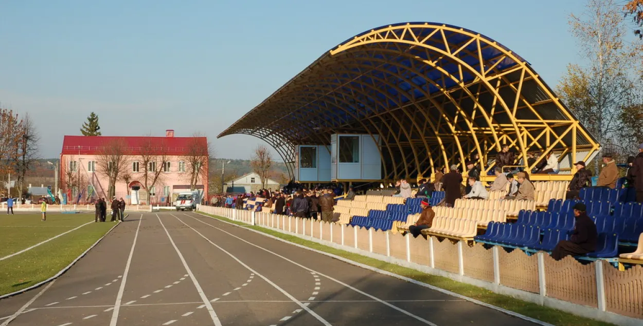 Болельщики на слонимском стадионе &quot;Юность&quot; / railwayz.info​