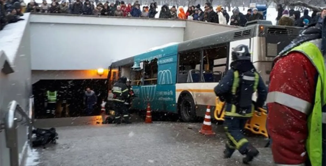 В Москве автобус въехал в переход метро, есть погибшие