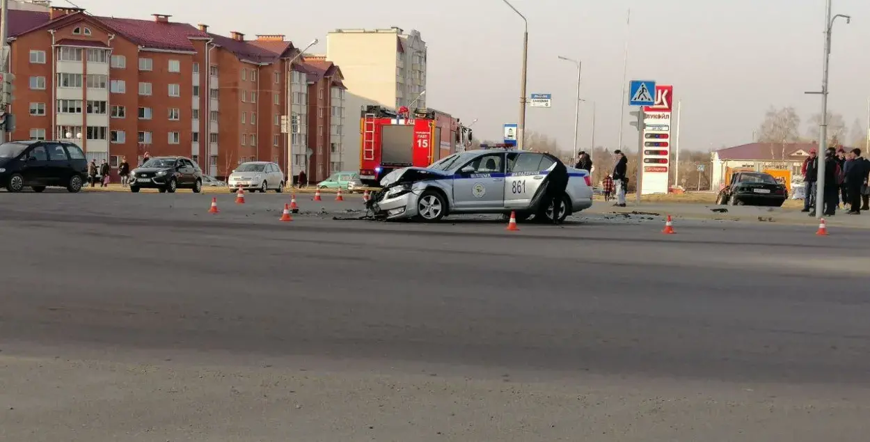 У Маладзечне трапіў у аварыю аўтамабіль міліцыі, два чалавекі пацярпелі