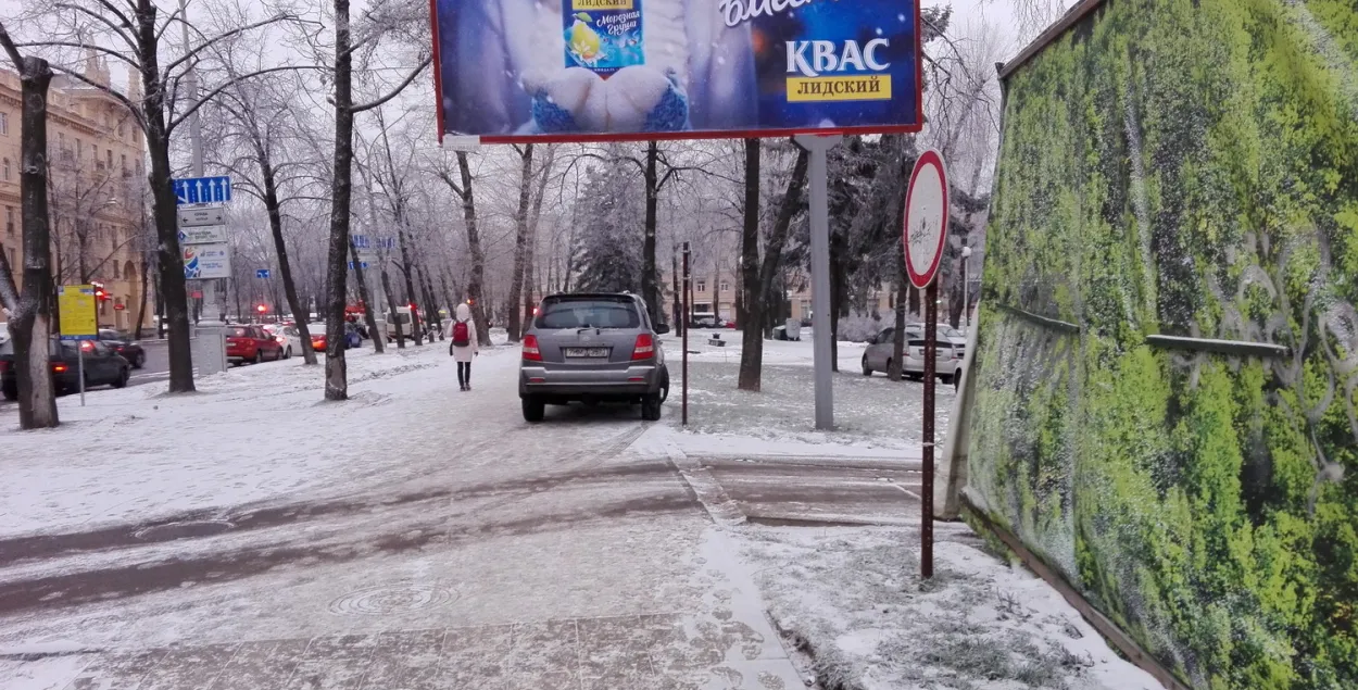 Паркоўка ўздоўж вуліцы Свярдлова нядаўна стала платнай. Фота: Еўрарадыё