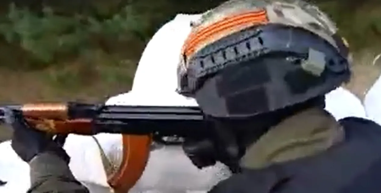 Участник учений, омоновец с колорадской лентой / скриншот видео МВД
