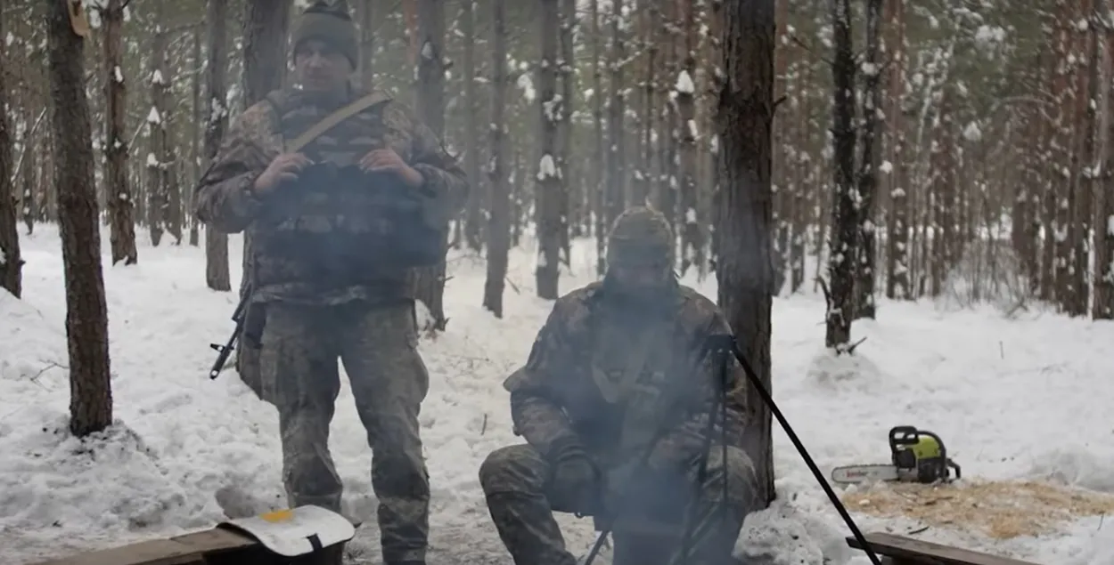 Украинские "партизаны" в лесу возле белорусской границы / Скриншот с видео

