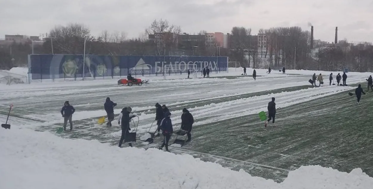 Футболисты убирают снег на стадионе в Минске / t.me/footballby
